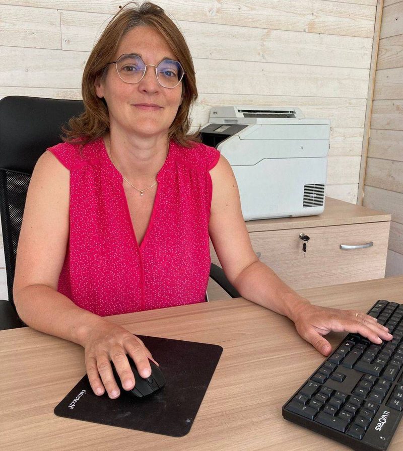 Maître Hélène JACOB à son bureau, au cabinet de Vichy